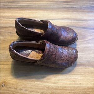 b.o.c. Women's Brown Embossed Mules